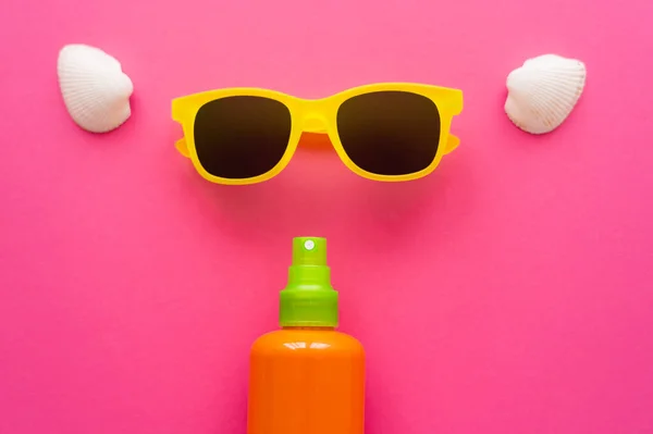Bovenaanzicht Van Zonnebrandcrème Bij Zonnebrillen Schelpen Roze Oppervlak — Stockfoto