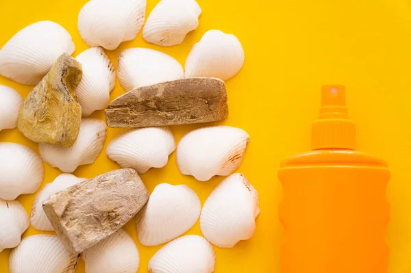 Top View Seashells Stones Sunblock Yellow Background — Stock Photo, Image