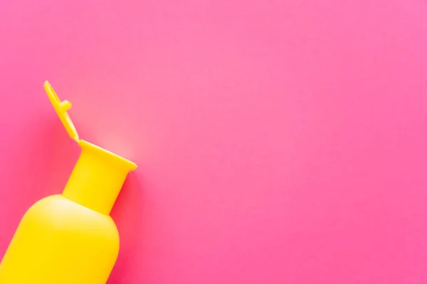 Вид Зверху Пляшки Сонцезахисного Крему Рожевій Поверхні Копіювальним Простором — стокове фото
