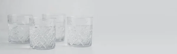 Transparante Glazen Met Zuiver Water Grijze Ondergrond Banner — Stockfoto