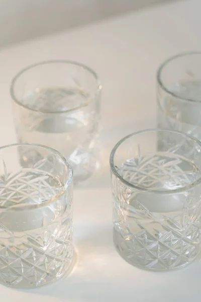 Vista Cerca Vasos Facetados Con Agua Dulce Sobre Fondo Gris — Foto de Stock