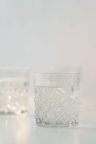 表面的な模様と純粋な水を背景にしたガラスは — ストック写真