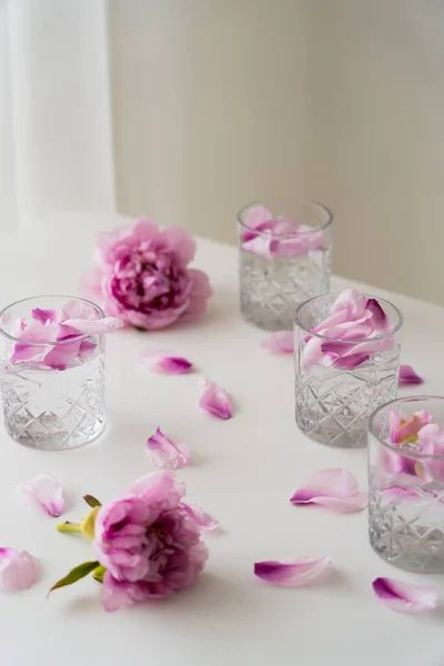 Crystal Glasses Tonic Floral Petals Pink Peonies White Tabletop Grey — Stock Photo, Image
