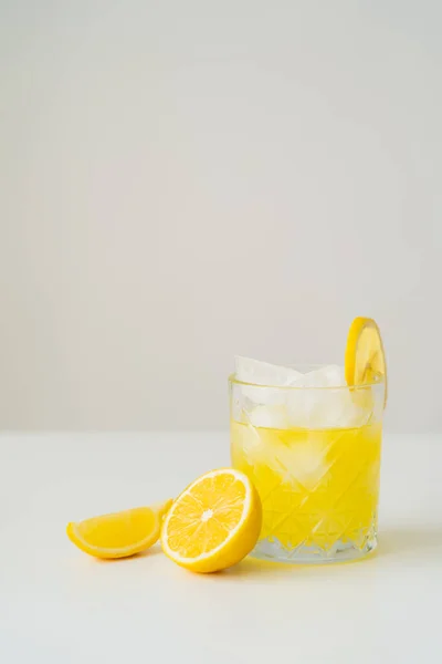 Citrus Tonic Met Ijsblokjes Buurt Van Gesneden Citroen Wit Oppervlak — Stockfoto
