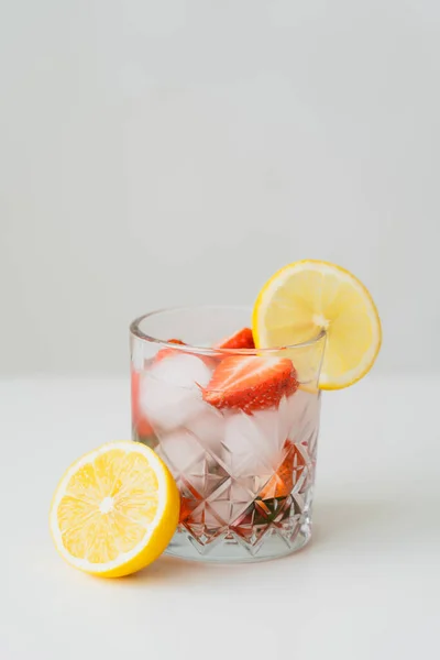 Bebida Tônica Gelada Com Morangos Picados Limão Suculento Superfície Branca — Fotografia de Stock