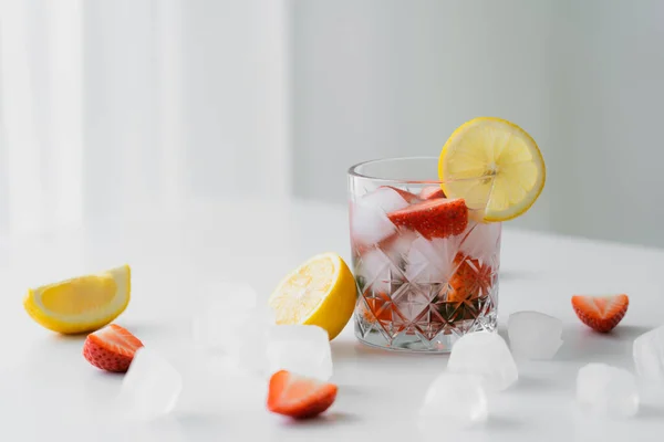 Ποτήρι Κρύο Τόνικ Φράουλα Κοντά Ψιλοκομμένα Λεμόνια Και Παγάκια Λευκή — Φωτογραφία Αρχείου