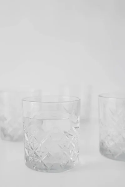 Foyer Sélectif Verre Transparent Avec Eau Sur Fond Gris Flou — Photo