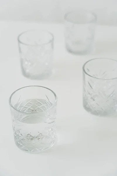 Vista Ángulo Alto Vasos Con Agua Limpia Sobre Fondo Gris — Foto de Stock