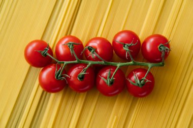 Çiğ spagetti üzerine vişneli domates manzarası 