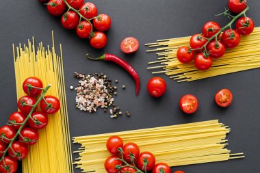 Doğal sebzeler ve siyah arka planda baharatlı spagetti. 