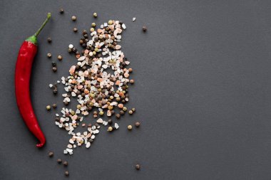 Siyah arkaplanda baharat ve kırmızı biber üst görünümü 