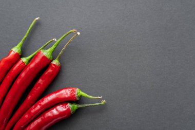 Siyah zemin üzerinde kırmızı olgun kırmızı biber manzarası 