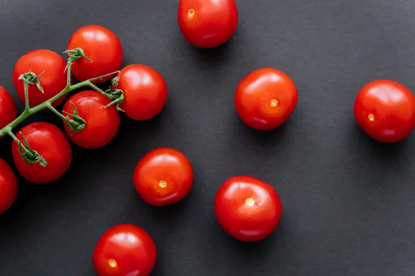 Ovanifrån Färska Röda Körsbär Tomater Svart Bakgrund — Stockfoto