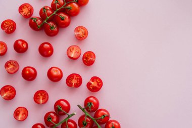 Üst kesim ve bütün domateslerin pembe yüzeyde fotokopi alanı ile üst görünümü