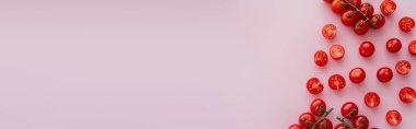 Pembe yüzeyde organik kiraz domateslerinin üst görüntüsü, afiş. 