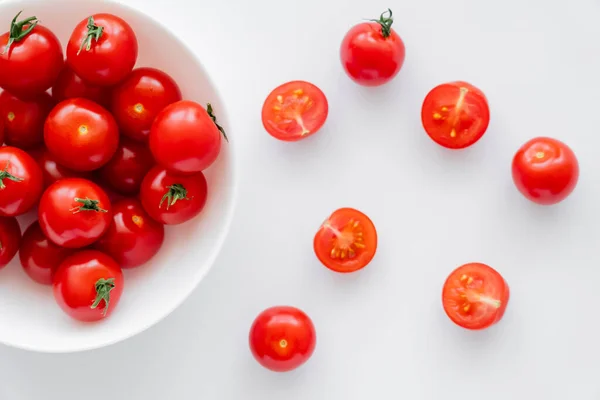 Draufsicht Auf Ganze Und Geschnittene Kirschtomaten Schüssel Auf Weißem Hintergrund — Stockfoto