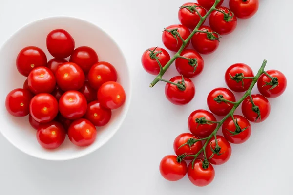 Vista Superior Tomates Cereja Maduros Vermelhos Ramos Tigela Fundo Branco — Fotografia de Stock