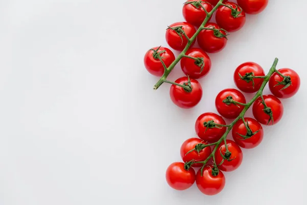 Vista Superior Tomates Cereja Maduros Frescos Ramos Fundo Branco — Fotografia de Stock