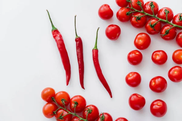 Ovanifrån Chili Paprika Nära Färska Körsbär Tomater Vit Bakgrund — Stockfoto
