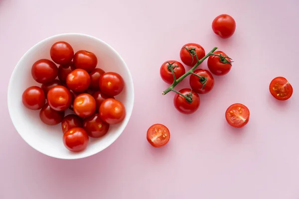 Vista Superior Tomates Cereja Maduros Tigela Sobre Fundo Rosa — Fotografia de Stock