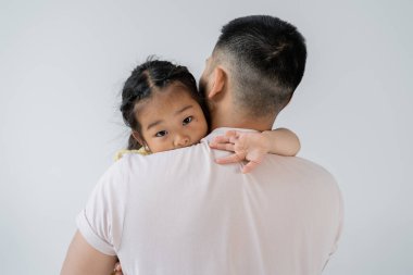 Baba 'nın, kollarında sakallı, Asyalı kızının gri üzerinde izole edilmiş görüntüsü. 