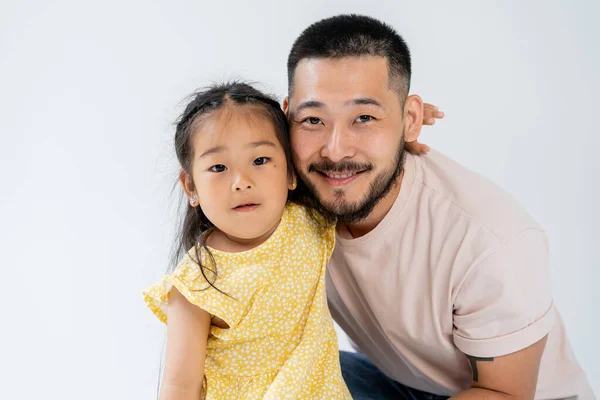 亚洲女孩抱着幸福的父亲的画像 孤零零地躺在灰色上 — 图库照片