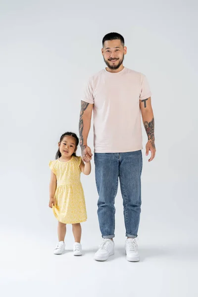 Teljes Hossza Boldog Tetovált Ázsiai Apa Fogja Kezét Óvodás Lánya — Stock Fotó