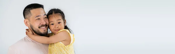 Весёлая Азиатская Дочь Обнимает Счастливого Отца Изолированного Сером Баннере — стоковое фото