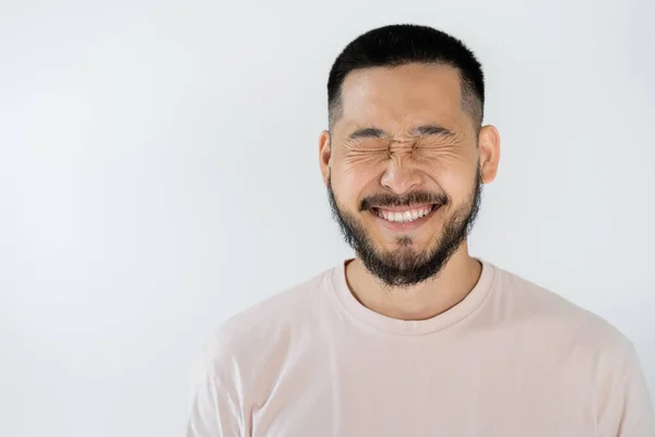 Retrato Asiático Homem Com Barba Fechado Olhos Sorrindo Isolado Cinza — Fotografia de Stock