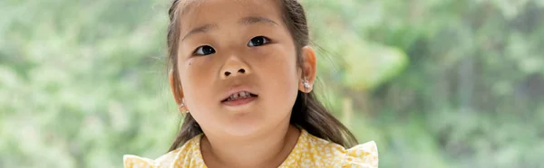 Portret Brunetki Przedszkolanki Azjatki Dziewczyna Żółtej Sukience Pobliżu Okna Domu — Zdjęcie stockowe