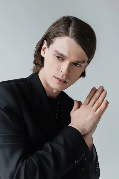 Портрет Молодого Чоловіка Чорній Куртці Позує Ізольовано Сірому — стокове фото