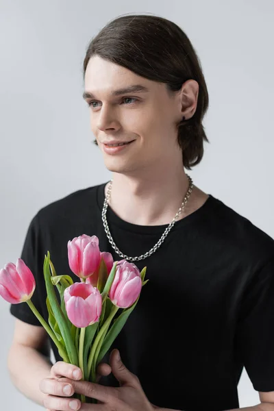 Glimlachende Stijlvolle Man Houdt Tulpen Geïsoleerd Grijs — Stockfoto