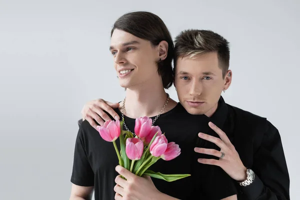 Ung Homofil Kjæreste Med Tulipanblomster Isolert Grått – stockfoto