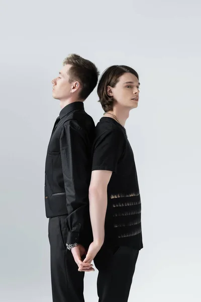 Junges Gleichgeschlechtliches Paar Steht Rücken Rücken Isoliert Auf Grau — Stockfoto