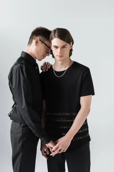 Jeune Couple Gay Vêtements Noirs Tenant Les Mains Isolées Sur — Photo