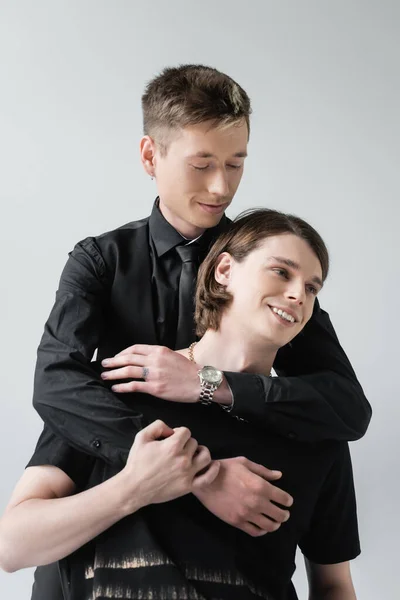 Homosexuali Uzură Formală Îmbrățișând Prietenul Izolat Gri — Fotografie, imagine de stoc