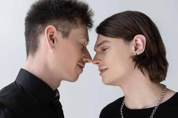 Vedere Laterală Zâmbind Tineri Gay Cuplu Picioare Izolat Gri — Fotografie, imagine de stoc