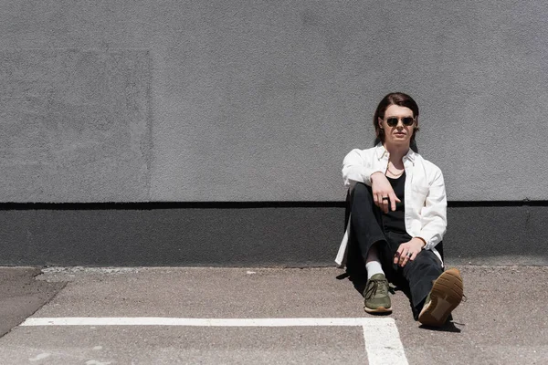 Stylish Man Sunglasses Sitting Building Urban Street — Stock Photo, Image