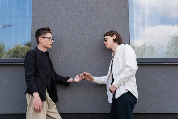 Zijaanzicht Van Homoseksuele Partners Hand Hand Nabij Gebouw Stedelijke Straat — Stockfoto