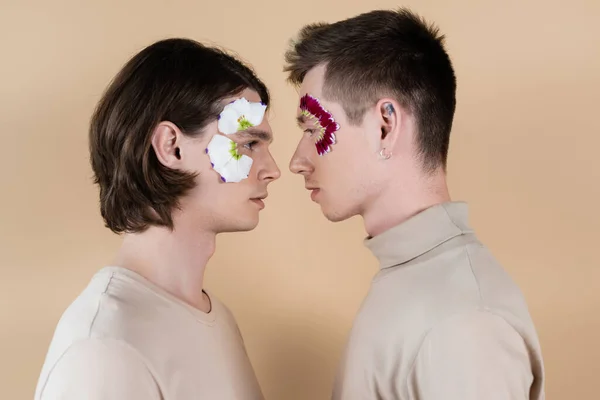 Sidovy Homosexuella Par Med Blomblad Ansikten Beige — Stockfoto