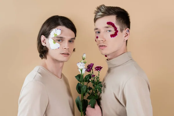 Portretul Bărbaților Homosexuali Petale Fețe Care Țin Florile Izolate Bej — Fotografie, imagine de stoc