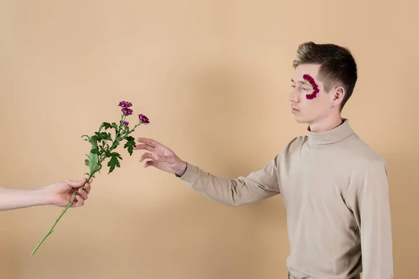Bărbat Care Ține Crizanteme Lângă Prietenul Petale Față Bej — Fotografie, imagine de stoc