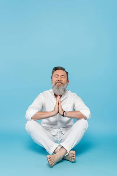 Homem Barbudo Com Olhos Fechados Mãos Oração Meditando Pose Fácil — Fotografia de Stock