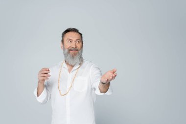 Beyinlerin koçu gözlerini kaçırıyor ve Grey 'i işaret ediyor.