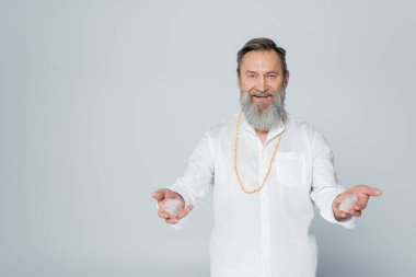 Selenit kristallerini gri renkte tutan memnun bir koç.