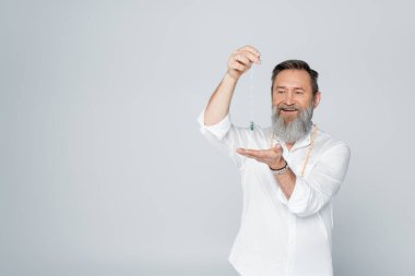 Usta guru gülerken, Grey 'de izole edilmiş sarkacıyla meditasyon yapıyor.