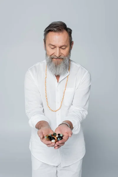 Mestre Guru Sênior Com Punhado Pedras Meditação Isolado Cinza — Fotografia de Stock