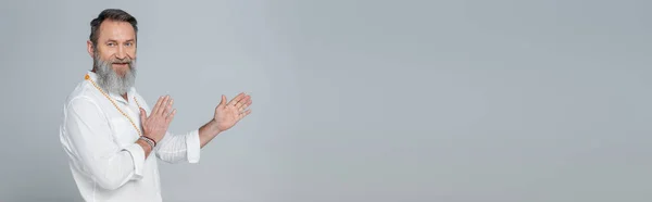 Бородатий Майстер Гуру Білій Сорочці Дивиться Камеру Вказує Руками Ізольовані — стокове фото