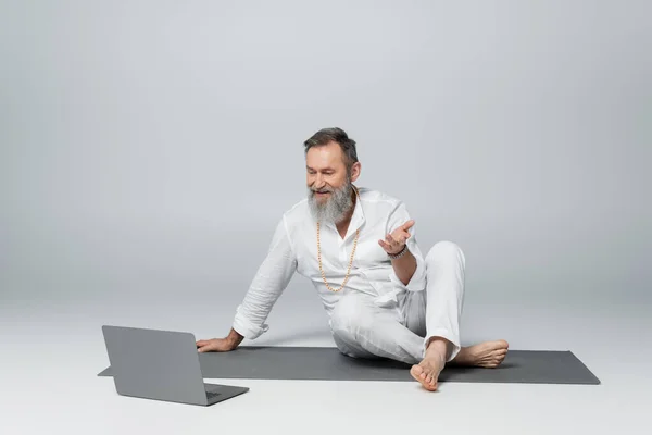 Guru Mentor Sitting Yoga Mat Crossed Legs Talking Laptop Grey — Stock Photo, Image