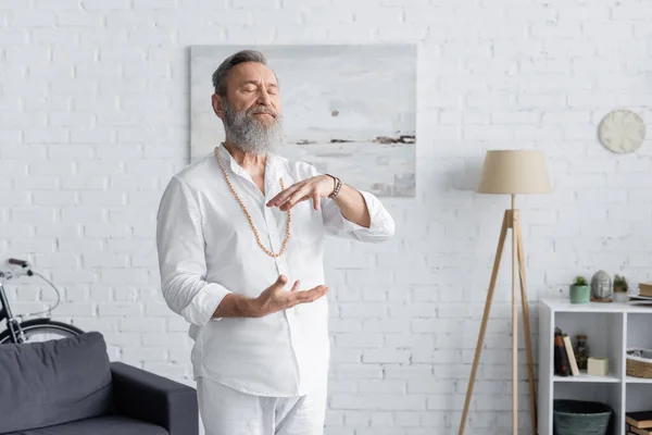 Entrenador Espiritual Ropa Blanca Mostrando Gesto Energía Mientras Medita Con — Foto de Stock